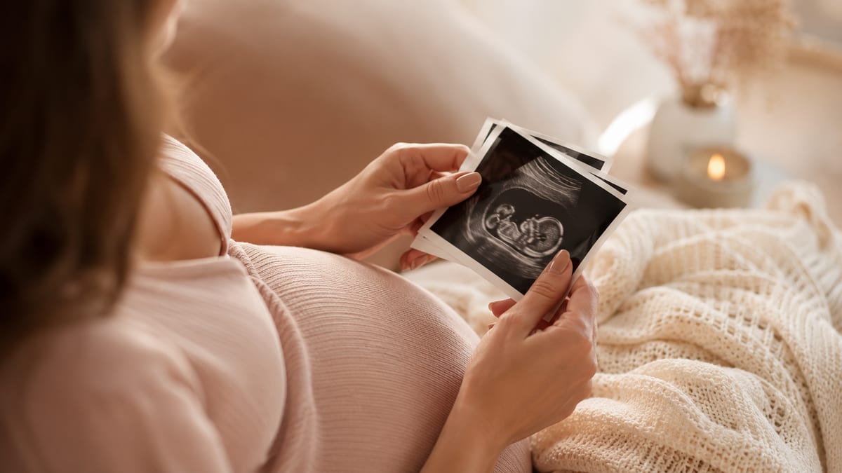 Future maman tenant les échographies de son bébé : comprendre les mesures et la croissance